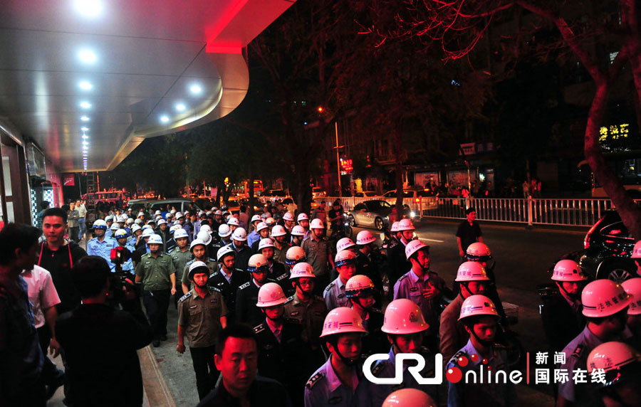 2012年12月26日晚，海南省三亞市，三亞市綜合行政執(zhí)法局河西大隊(duì)近百名城管上街執(zhí)法。