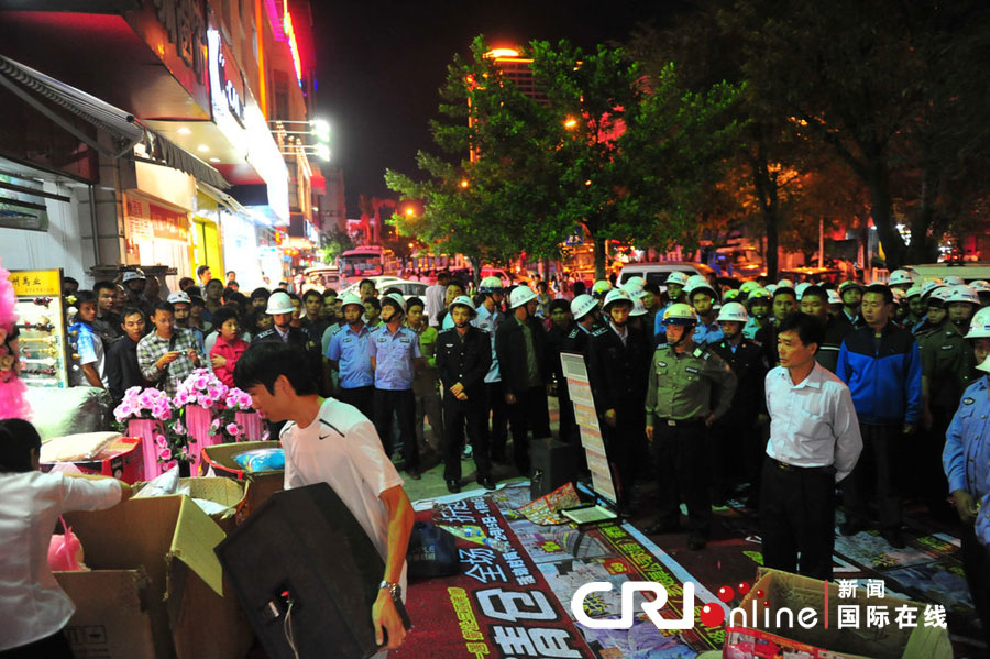 　2012年12月26日晚，海南省三亞市，三亞市綜合行政執(zhí)法局河西大隊(duì)近百名城管上街執(zhí)法。