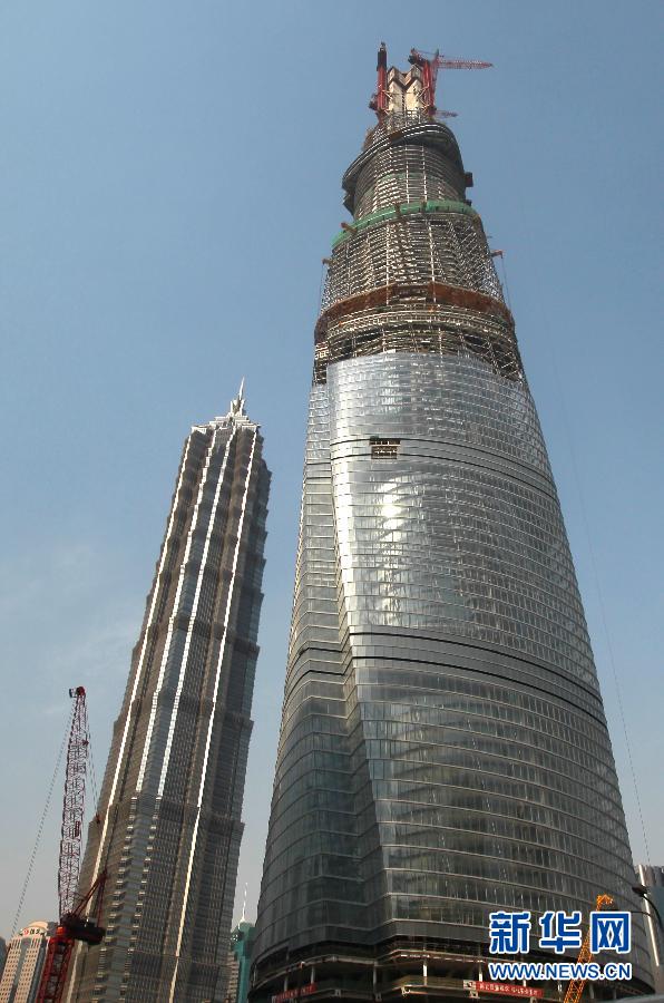 在建的國內(nèi)第一高樓“上海中心”（右）（4月11日攝）。