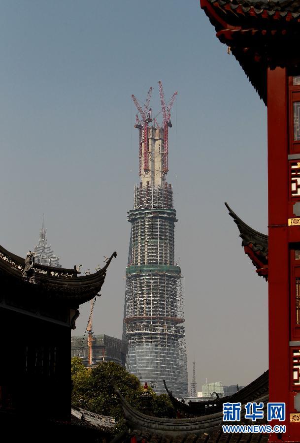 在上海豫園遠(yuǎn)眺在建的國內(nèi)第一高樓“上海中心”（4月11日攝）。