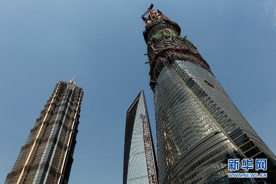 4月11日，正在建設(shè)中的“上海中心”（右）的高度已超過金茂大廈（左）和上海環(huán)球金融中心（中）。