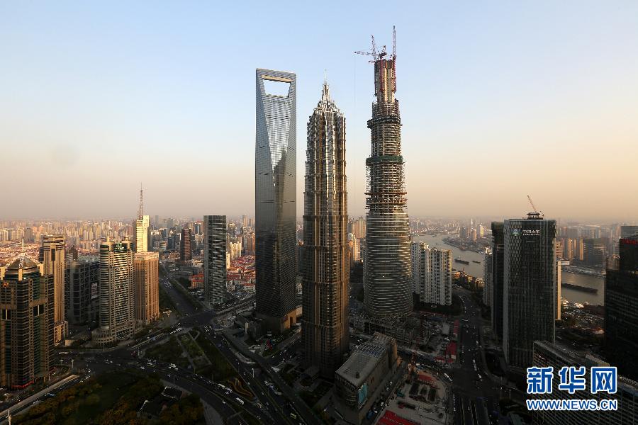 這是4月10日拍攝的上海陸家嘴，右側(cè)建設(shè)中的超高層建筑為上海中心大廈。