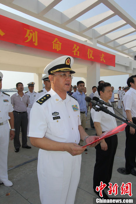 　南海艦隊(duì)司令員蔣偉烈宣讀了岳陽(yáng)艦入列命名命令，并為該艦授旗、頒發(fā)命名證書(shū)。