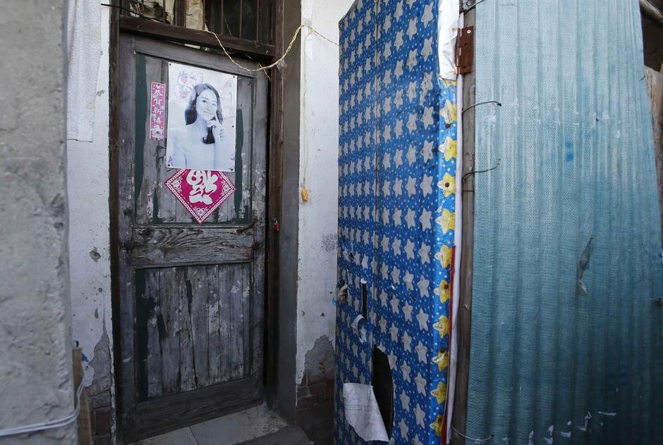 36歲的河南信陽打工者陳小龍?jiān)谶@里租了一間屋子住，2012年底開始，他偷偷在出租屋里挖地窖。