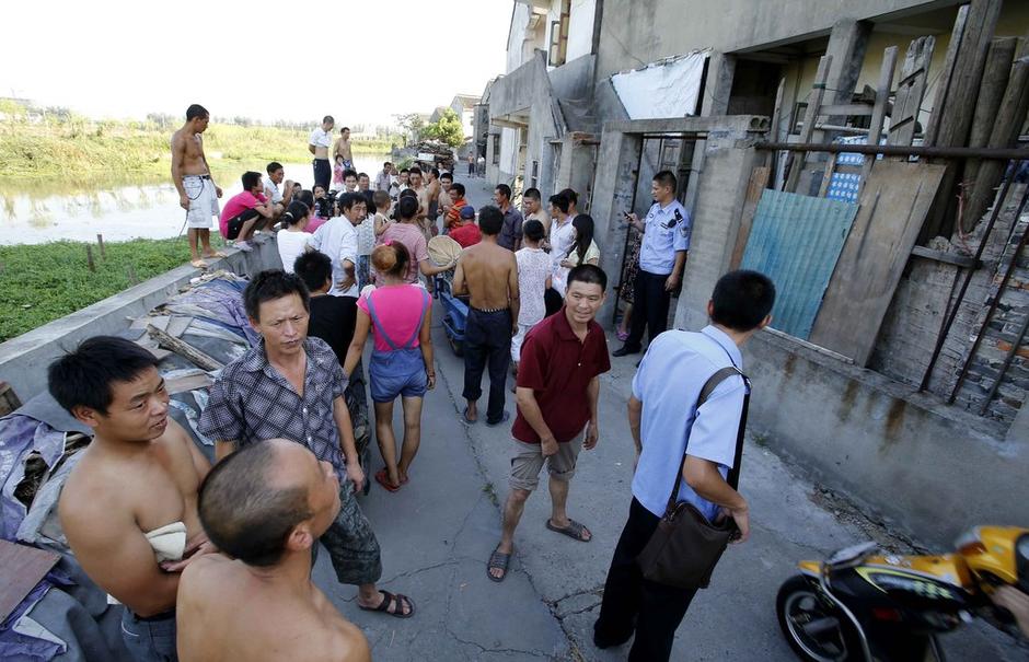 打開木門，地窖就在眼前：目測(cè)3米長(zhǎng)，1米寬，1.5米高。洞內(nèi)四壁用水泥澆注，洞頂上蓋了棉被，底部有地毯。洞內(nèi)還安裝了電燈、電風(fēng)扇，最里面放了一個(gè)桶，估計(jì)是大小便用的。洞內(nèi)有一股污濁的氣息，凌亂地散放著康師傅方便面，還有蘇菲衛(wèi)生巾。墻壁上掛著《大秦帝國(guó)》的碟片。房東戴阿婆見了這個(gè)地洞，氣得不行：“早知道他動(dòng)歪腦筋，我怎么也不會(huì)出租給他的，以后這房子可怎么辦？肯定租不掉了啊?！? width=