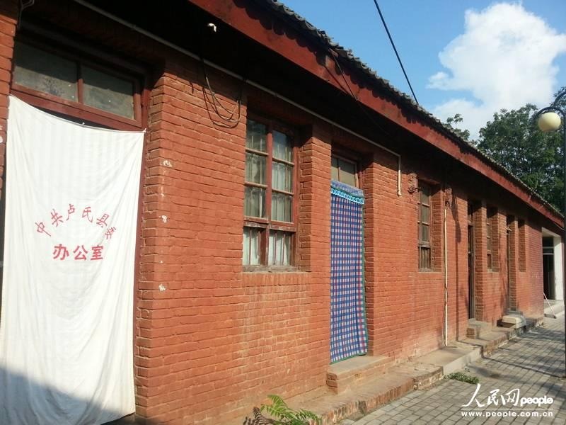 圖為盧氏縣委使用了56年的土坯辦公房。圖片來(lái)源：人民網(wǎng)