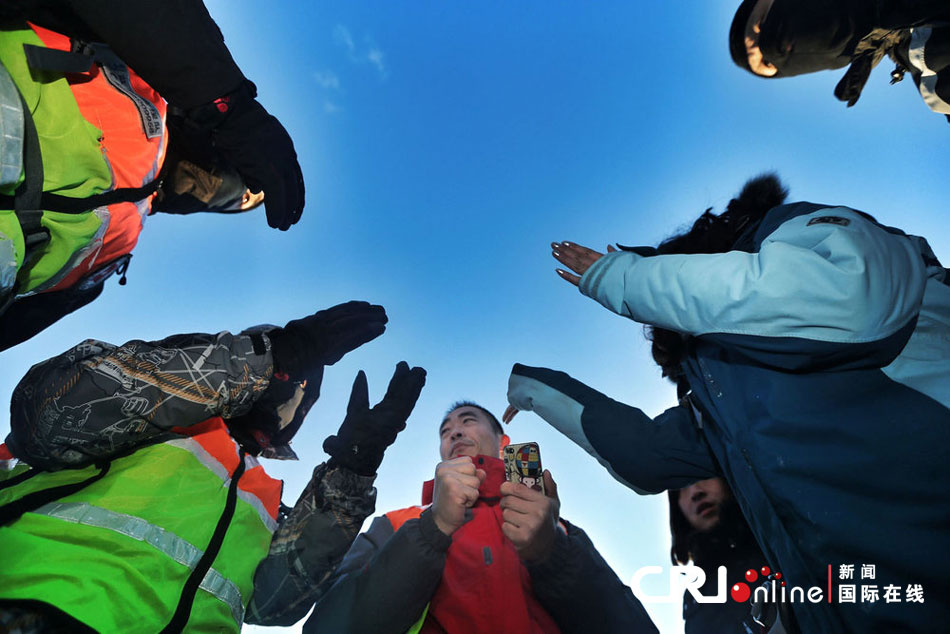 2012年12月23日，北京靈山，救援人員在積雪四十厘米多的山上搜救。