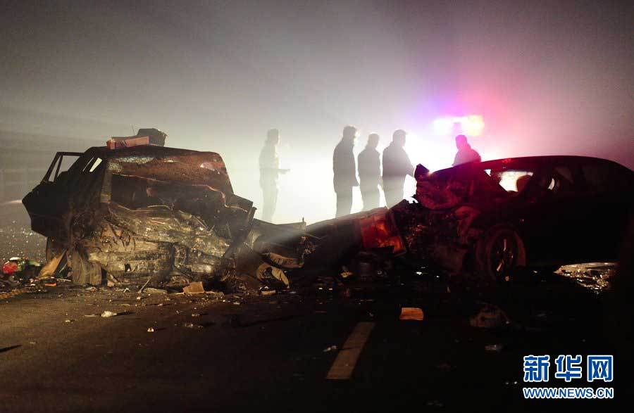 2013年1月9日，合肥，事故現(xiàn)場(chǎng)，兩輛受損車(chē)輛已經(jīng)全部變形