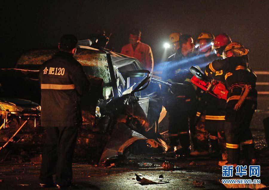 2013年1月9日，合肥，事故現(xiàn)場(chǎng)，兩輛受損車(chē)輛已經(jīng)全部變形