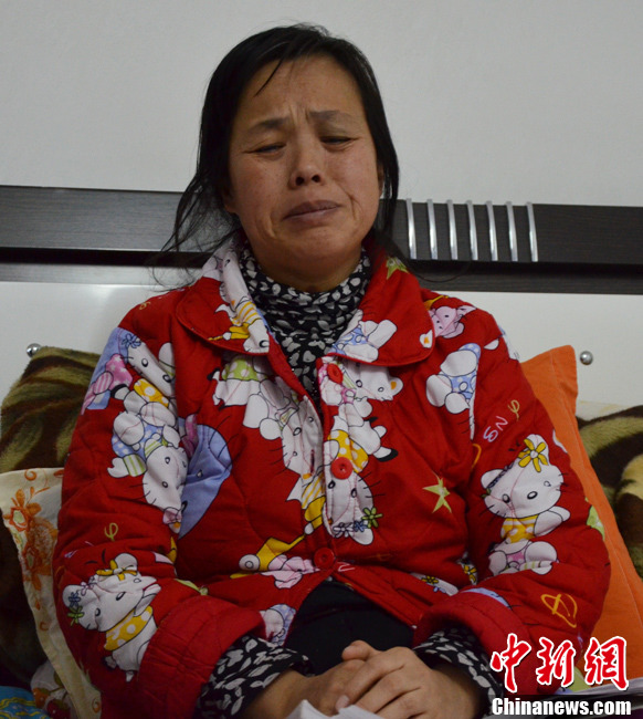近日，記者在伊春市帶嶺區(qū)職工醫(yī)院廢棄太平間內(nèi)看到了陳慶霞，當(dāng)向記者講訴其兒子走失時(shí)，泣不成聲。