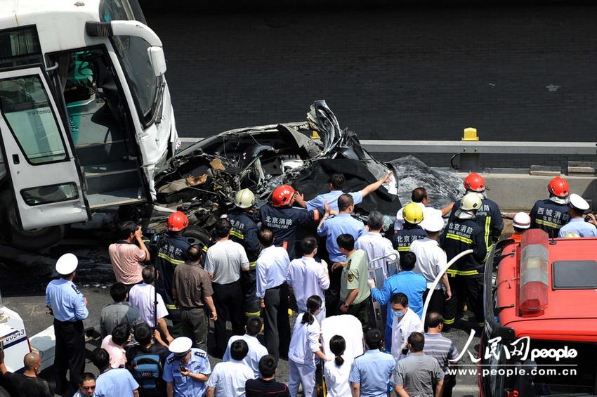 北京大客車追尾碾壓奧迪司機被困車中。