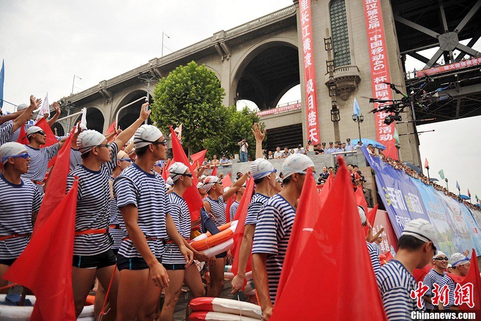 圖為28個橫渡方隊(duì)依次下水橫渡長江。中新社發(fā) 張暢 攝