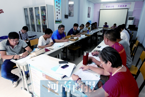 消費者代表和旁聽人員走進社區(qū)，聽取市民關(guān)于鄭州地鐵的意見和建議