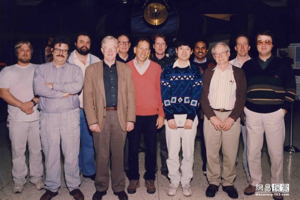 圖為照顧旅行者的工作人員。