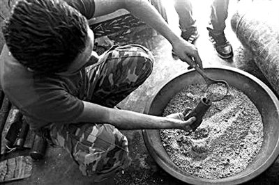 10日，敘反對派人員正在制作武器。