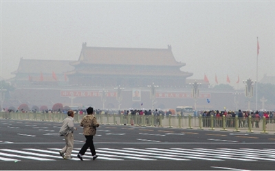 9月29日，游客行走在天安門(mén)廣場(chǎng)西側(cè)路上，當(dāng)日霧霾嚴(yán)重。