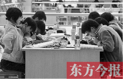 專家認(rèn)為，內(nèi)地高校對(duì)學(xué)生創(chuàng)造性、自主性的培養(yǎng)不及港校