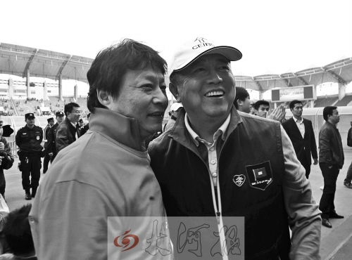 比賽結(jié)束后，老胡熱情擁抱老唐。