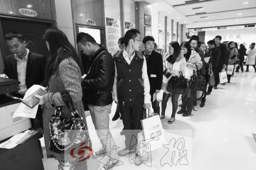 昨天,除復(fù)印材料處有新人排隊外,金水區(qū)民政局婚姻登記處大廳內(nèi)處未見新人排隊的火爆場景。