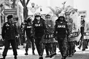 泰警察出動。