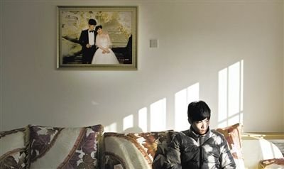 11月28日，青島膠南，丁海偉的婚房掛著與妻子的結(jié)婚照。如今妻子和未出世的孩子都已離世。新京報(bào)記者 周崗峰 攝