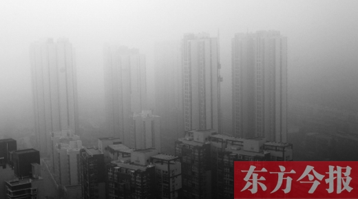 昨天早上，鄭州氣象臺發(fā)布大霧紅色預(yù)警，在霧霾籠罩下，鄭州市區(qū)的高樓大廈隱約可見