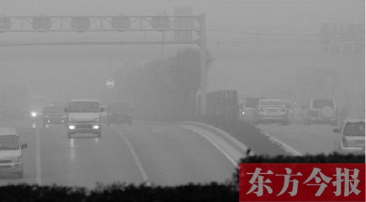 昨天早上，鄭州氣象臺發(fā)布大霧紅色預(yù)警，鄭州空氣質(zhì)量也再次迎來重度污染的預(yù)警