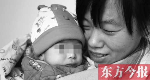 鄭州兒童福利院工作人員，小心地照看著一名體型瘦小的棄嬰