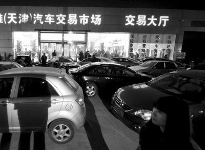 15日晚，辦理二手車交易手續(xù)的天津歐雅汽車市場(chǎng)燈火通明。新華社發(fā)