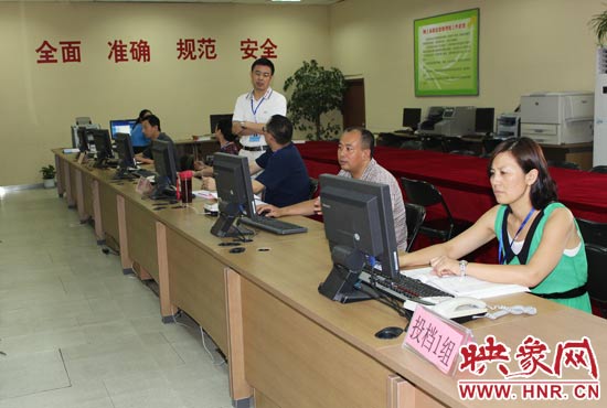 今年我省高招錄取工作正在平穩(wěn)正常開展，圖為投檔組工作人員。