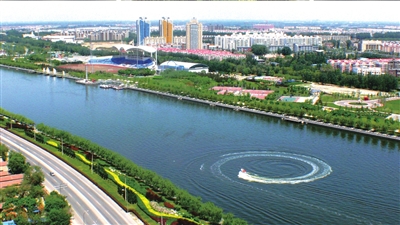 清澈的運(yùn)河水及兩岸綠色。