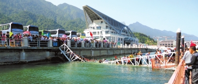 昨天上午10點(diǎn)左右，江西廬山西海風(fēng)景區(qū)司馬旅游碼頭發(fā)生橋面塌陷事故，造成18名游客擦傷或落水。景區(qū)表示，目前已對擦傷或落水游客進(jìn)行有效救治和妥善處置，并對游客損失的財(cái)物進(jìn)行登記。