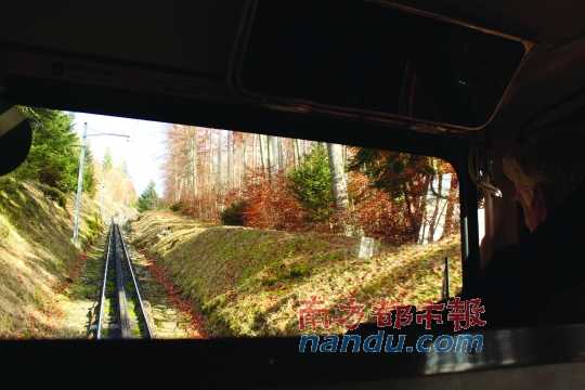 小火車一路向上，沖破云層，豁然開朗，乘客們的歡呼聲適時響起，一切漸入佳境。