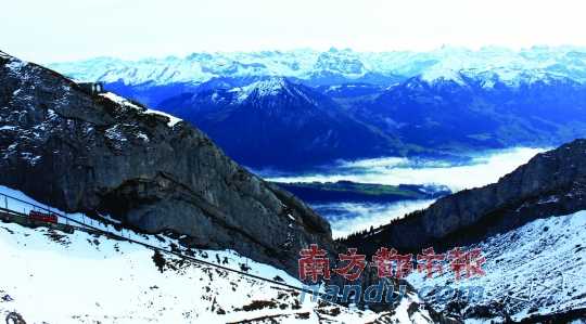  齒軌火車在皮拉圖斯山上穿行，如同紅色的龍在山中游弋。