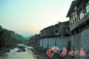 　　夕陽(yáng)下的古鎮(zhèn)。　