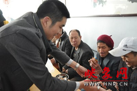 　　“韓胖子”千只茶香雞茶香鴨捐贈環(huán)衛(wèi)工人、農民工學子和鄭州市社會福利院。