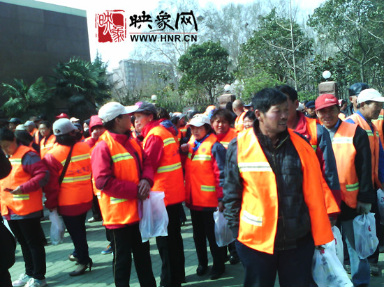 　　“韓胖子”千只茶香雞茶香鴨捐贈環(huán)衛(wèi)工人、農民工學子和鄭州市社會福利院。