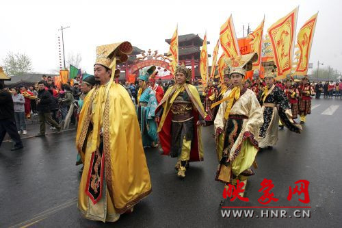 　　3月30日上午,開封市舉行2013中國(開封)清明文化節(jié)踏春巡游活動?！?　　