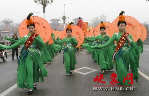 　　3月30日上午,開封市舉行2013中國(開封)清明文化節(jié)踏春巡游活動?！?　　