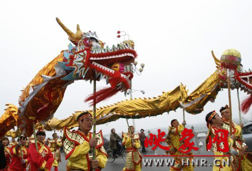　　3月30日上午,開封市舉行2013中國(開封)清明文化節(jié)踏春巡游活動。　 　　