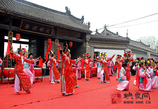 游客參觀清明小長假新推出的本土特色節(jié)目《鼓樂迎賓》。