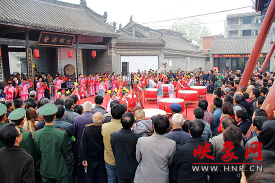 游客參觀清明小長假新推出的本土特色節(jié)目《鼓樂迎賓》。
