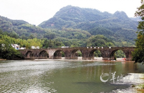 齊云山登封橋是登山的隘口,始建于明代,造型古樸典雅,蔚為壯觀。