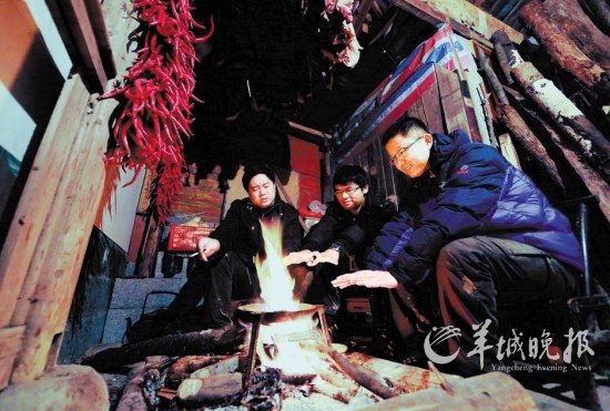 　　在土家人吊腳樓小住的那個(gè)夜晚,讓我想起了外婆家。