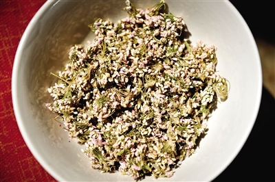 作為香料的扎蒙是一種陜北常見的細(xì)碎野花。