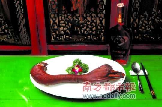 人頭馬誠(chéng)印干邑白蘭地是高端宴席的佐餐佳釀，圖為鹵水老鵝頭