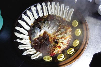 黃驊鍋灶魚，將海魚與面食相互搭配。農(nóng)業(yè)與漁業(yè)、土地與海洋，在這里構(gòu)成了微妙的平衡。