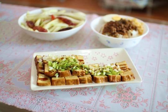 　　對于一碗鹵肉飯來說,完全不需要濃墨重彩的配其他煎炸食物,只需要搭上清爽的豆干、爽口的蘿卜即可。