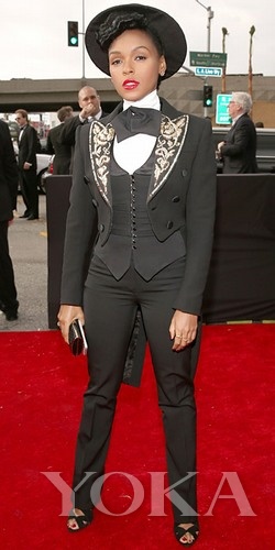 Janelle Monae這身跟去年的打扮差不多，爵士名伶的標(biāo)配嗎