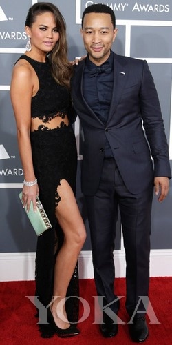 約翰·傳奇和女友Chrissy Teigen，Chrissy身穿Joy Cioci